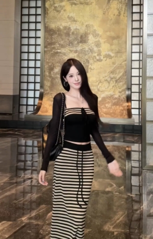 Screenshot BY29435# 黑色防曬長袖開衫+內搭條紋背心+高腰包臀長裙三件套休閒套裝