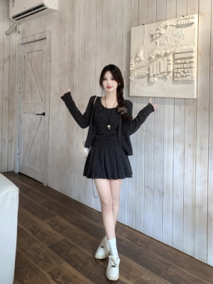BY29740# 早秋高級感打底吊帶波點外套+百褶半裙三件套 套裝
