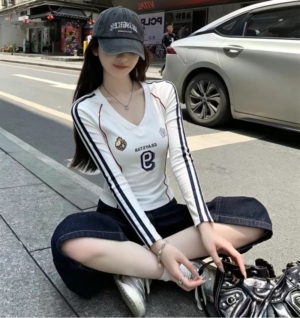 BY30822# 美式復古數字V領撞色修身辣妹球衣