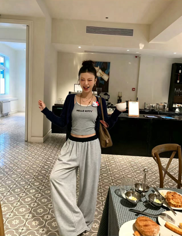 BY31505# 針織開衫+Kitty貓咪搭配胸墊吊帶背心+拼接條紋直筒休閒褲三件套